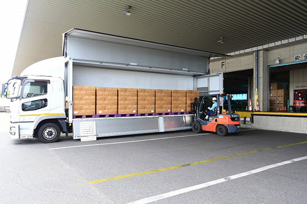 トラック荷受け作業